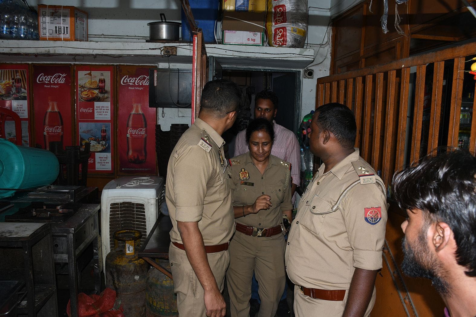 आईसीआईसीआई बैंक के बाहर दिव्या मिश्रा को गोली मारने का वीडियो फुटेज आया सामने आईसीआईसीआई बैंक के बाहर दिव्या मिश्रा को गोली मारने का वीडियो फुटेज आया सामने