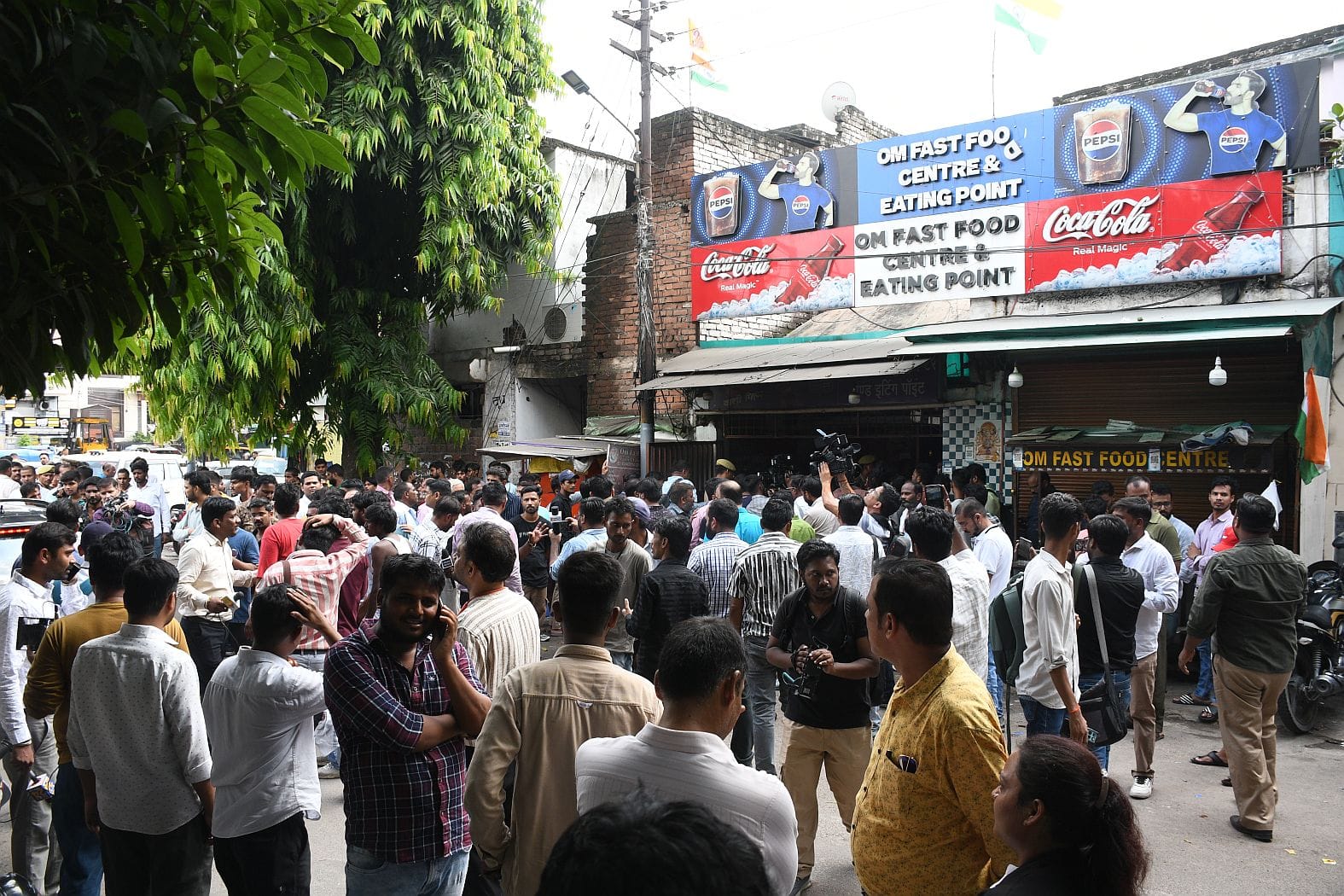 आईसीआईसीआई बैंक के बाहर दिव्या मिश्रा को गोली मारने का वीडियो फुटेज आया सामने आईसीआईसीआई बैंक के बाहर दिव्या मिश्रा को गोली मारने का वीडियो फुटेज आया सामने