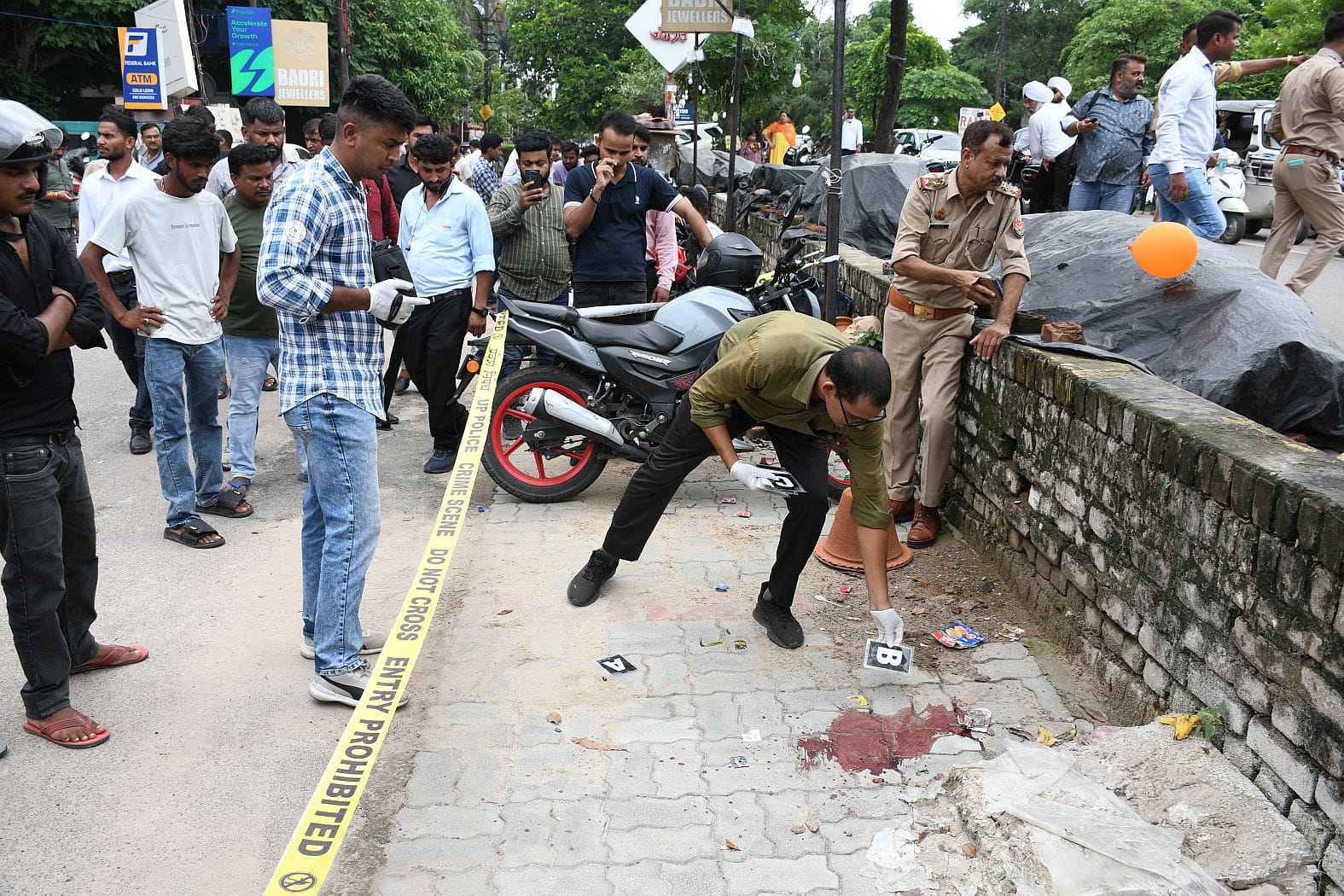 आईसीआईसीआई बैंक के बाहर दिव्या मिश्रा को गोली मारने का वीडियो फुटेज आया सामने आईसीआईसीआई बैंक के बाहर दिव्या मिश्रा को गोली मारने का वीडियो फुटेज आया सामने