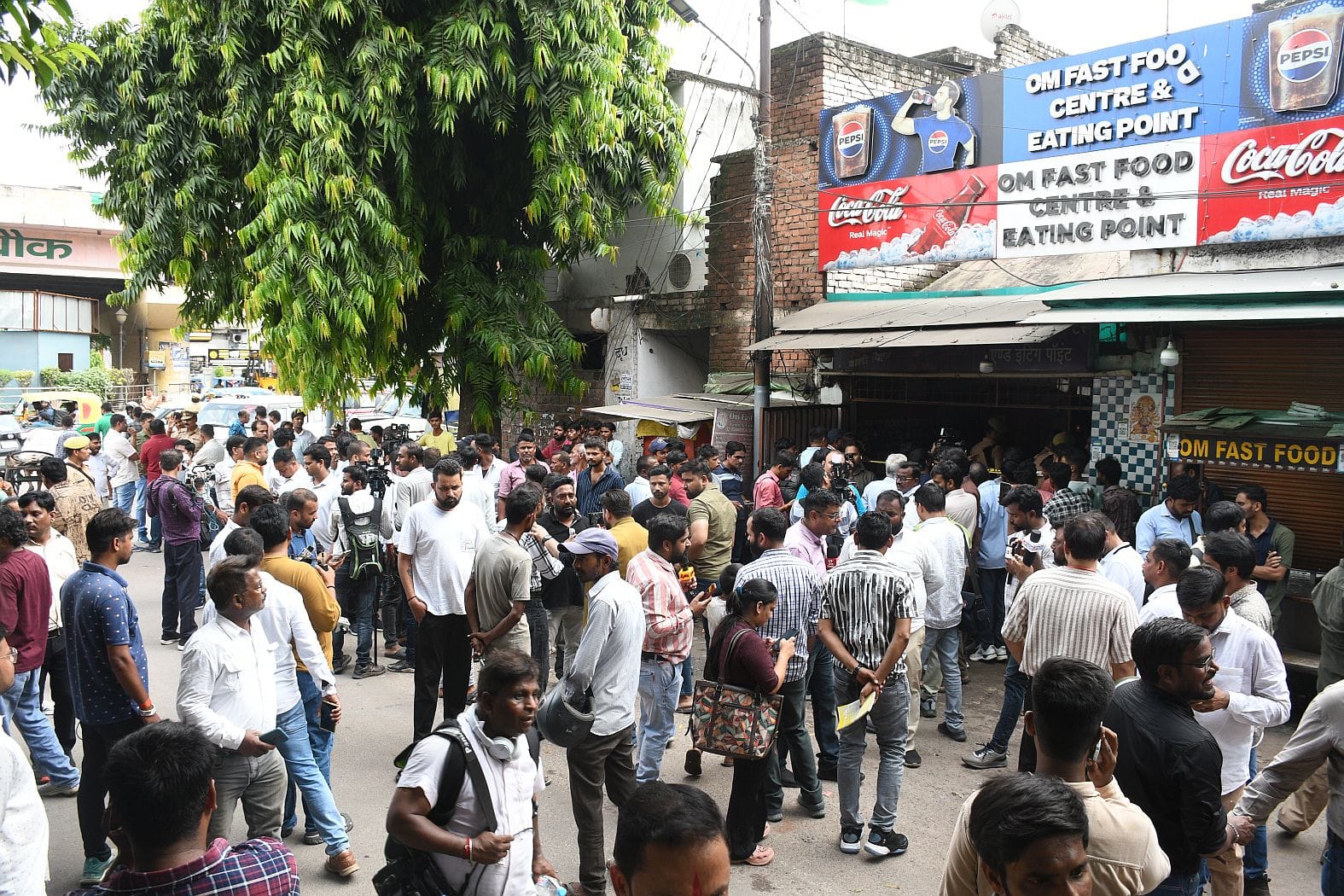 आईसीआईसीआई बैंक के बाहर दिव्या मिश्रा को गोली मारने का वीडियो फुटेज आया सामने आईसीआईसीआई बैंक के बाहर दिव्या मिश्रा को गोली मारने का वीडियो फुटेज आया सामने