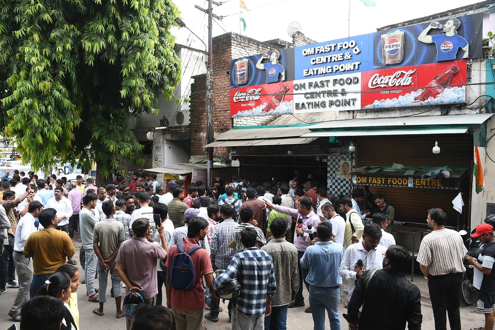आईसीआईसीआई बैंक के बाहर दिव्या मिश्रा को गोली मारने का वीडियो फुटेज आया सामने आईसीआईसीआई बैंक के बाहर दिव्या मिश्रा को गोली मारने का वीडियो फुटेज आया सामने