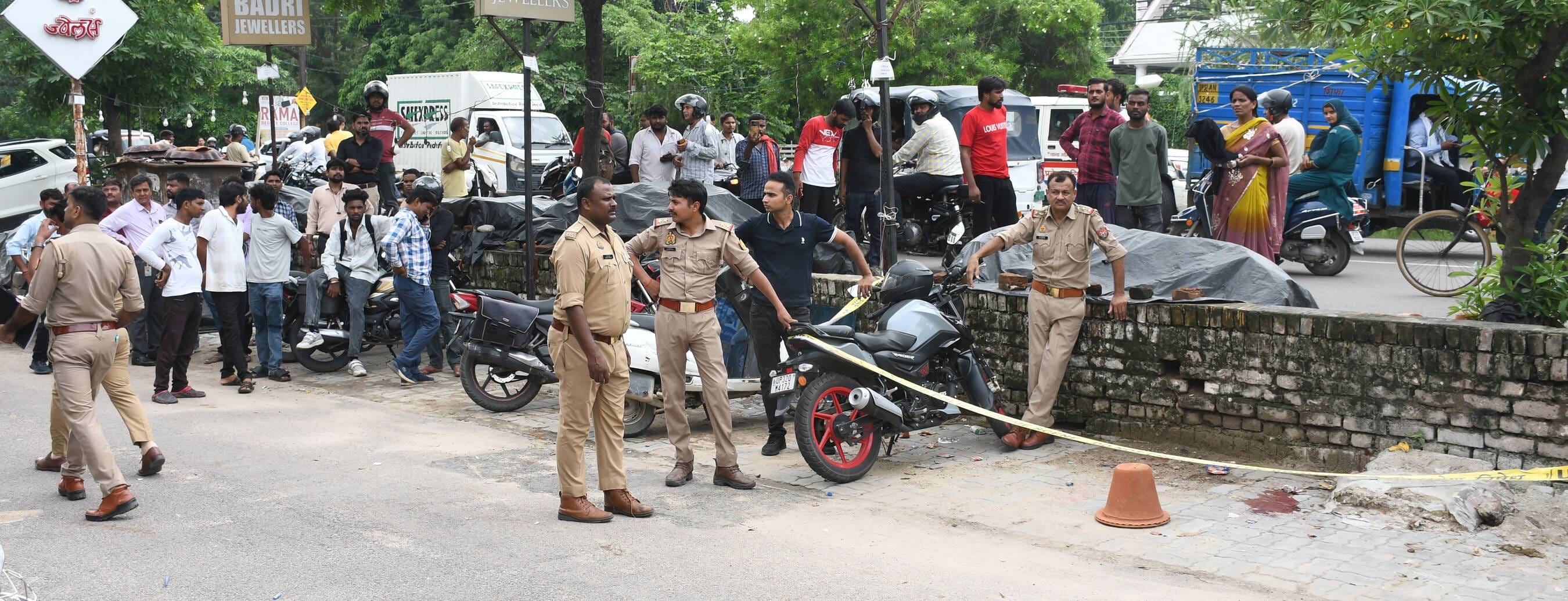 आईसीआईसीआई बैंक के बाहर दिव्या मिश्रा को गोली मारने का वीडियो फुटेज आया सामने आईसीआईसीआई बैंक के बाहर दिव्या मिश्रा को गोली मारने का वीडियो फुटेज आया सामने
