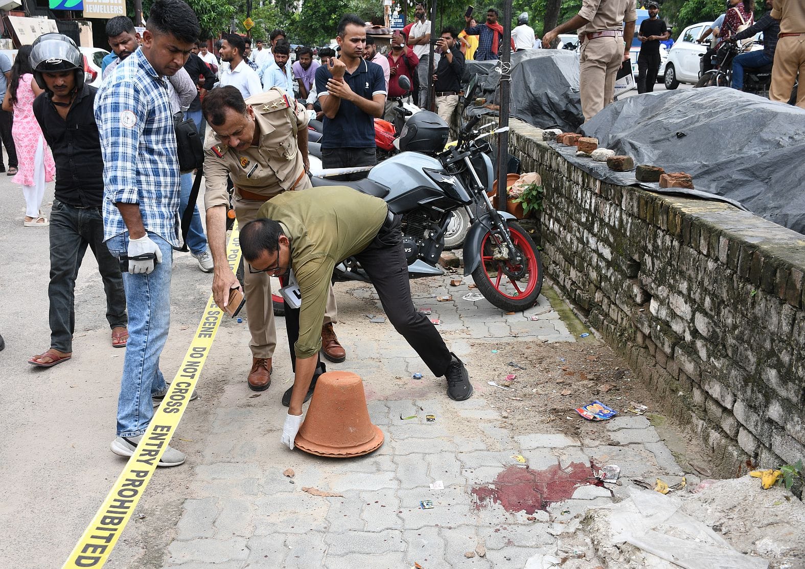 आईसीआईसीआई बैंक के बाहर दिव्या मिश्रा को गोली मारने का वीडियो फुटेज आया सामने आईसीआईसीआई बैंक के बाहर दिव्या मिश्रा को गोली मारने का वीडियो फुटेज आया सामने