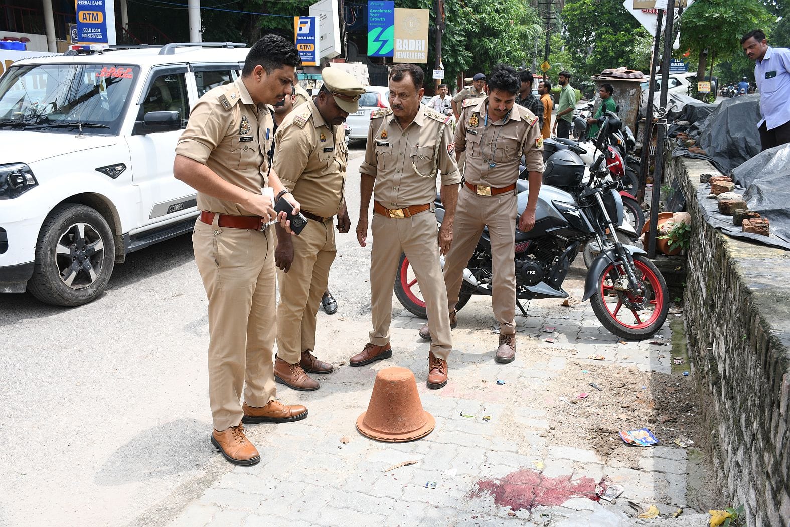आईसीआईसीआई बैंक के बाहर दिव्या मिश्रा को गोली मारने का वीडियो फुटेज आया सामने आईसीआईसीआई बैंक के बाहर दिव्या मिश्रा को गोली मारने का वीडियो फुटेज आया सामने