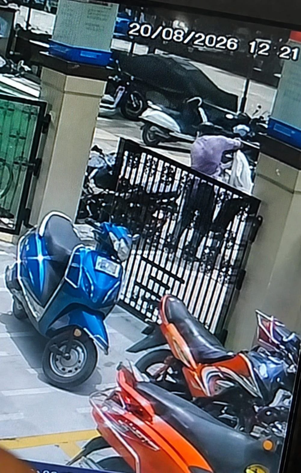 आईसीआईसीआई बैंक के बाहर दिव्या मिश्रा को गोली मारने का वीडियो फुटेज आया सामने आईसीआईसीआई बैंक के बाहर दिव्या मिश्रा को गोली मारने का वीडियो फुटेज आया सामने