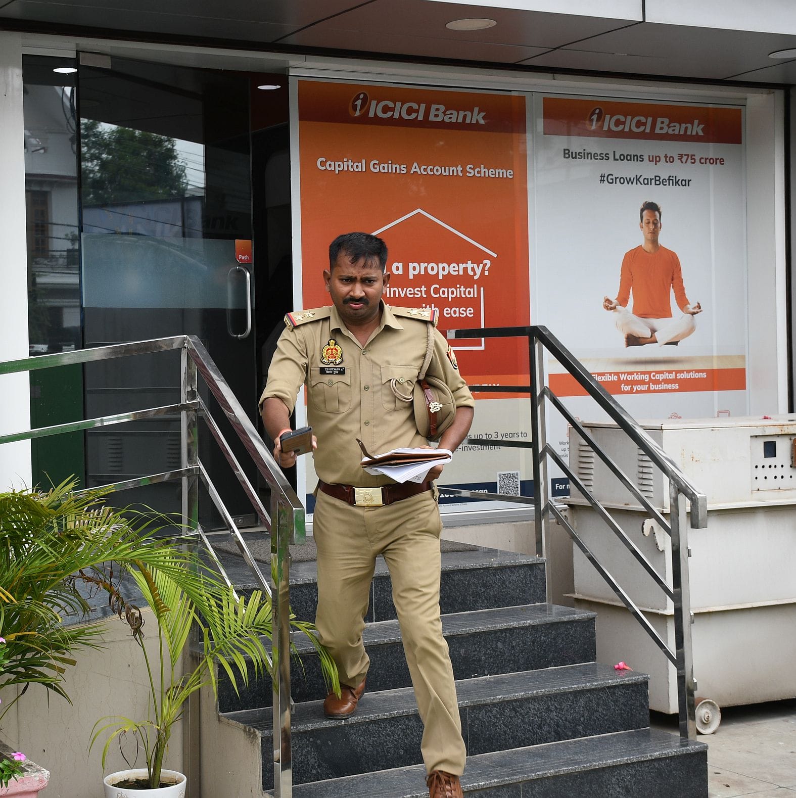 आईसीआईसीआई बैंक के बाहर दिव्या मिश्रा को गोली मारने का वीडियो फुटेज आया सामने आईसीआईसीआई बैंक के बाहर दिव्या मिश्रा को गोली मारने का वीडियो फुटेज आया सामने