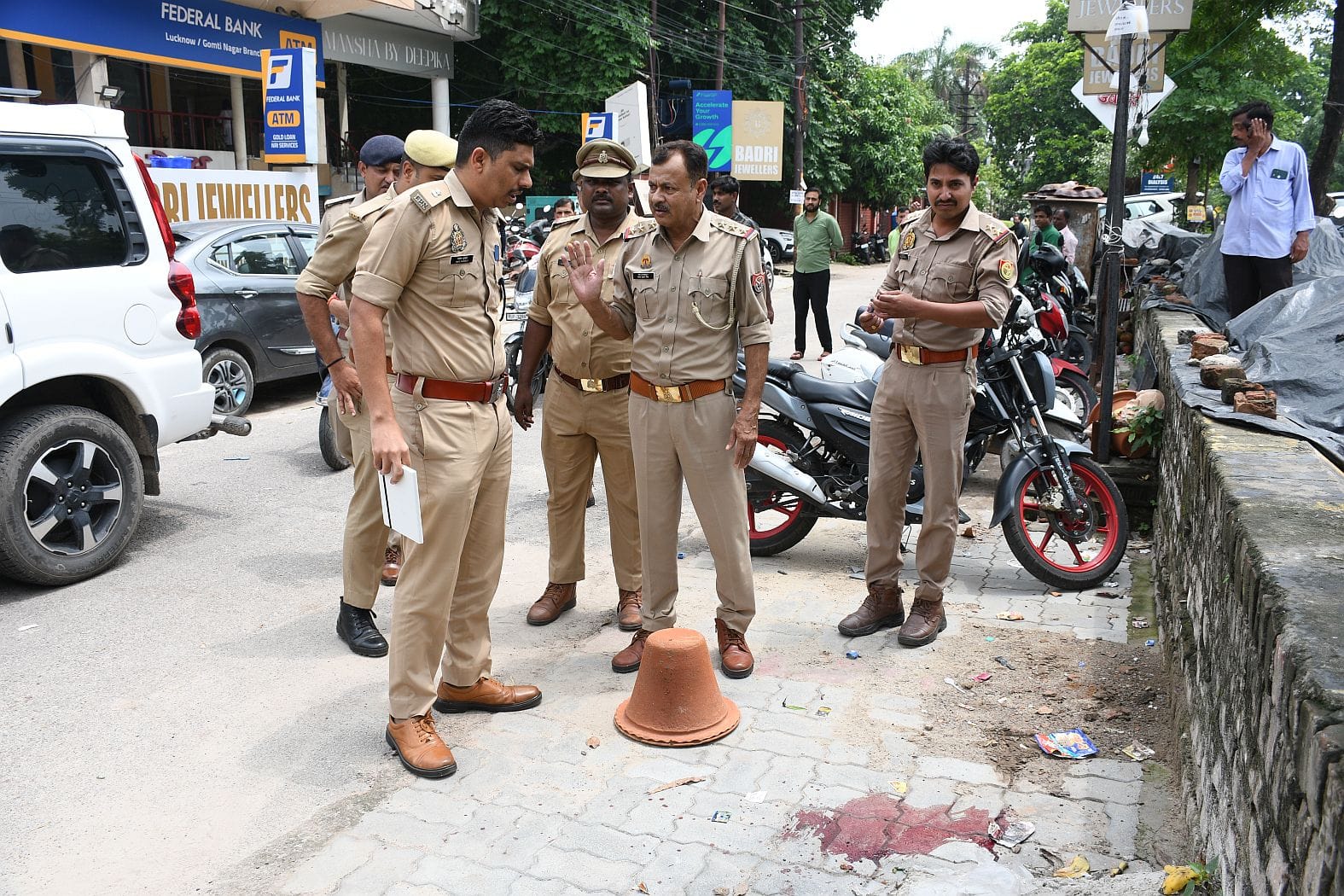 आईसीआईसीआई बैंक के बाहर दिव्या मिश्रा को गोली मारने का वीडियो फुटेज आया सामने आईसीआईसीआई बैंक के बाहर दिव्या मिश्रा को गोली मारने का वीडियो फुटेज आया सामने