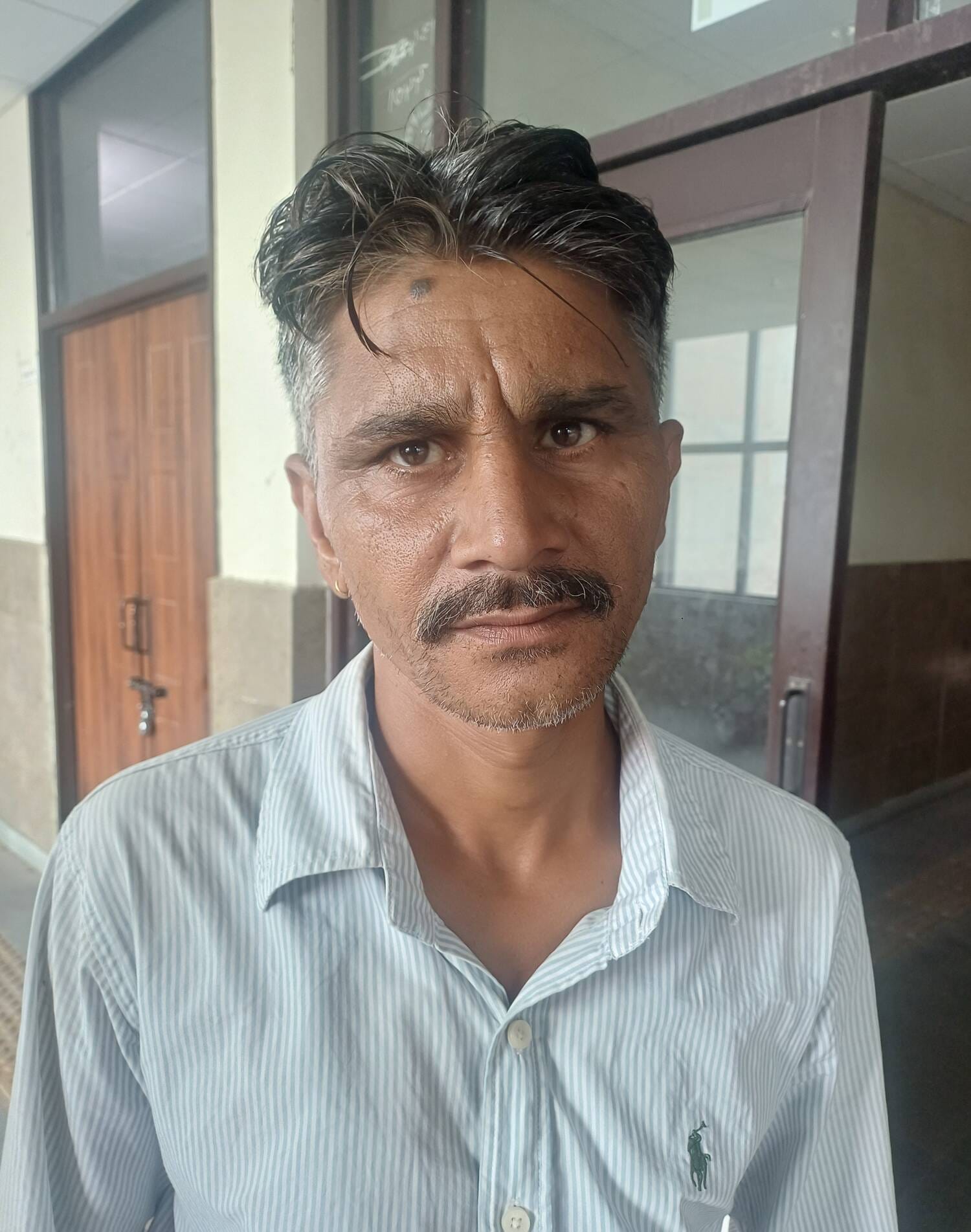 अंबाला छावनी के पटवारखाने में परेशान होते लोग। संवाद अंबाला छावनी के पटवारखाने में परेशान होते लोग। संवाद