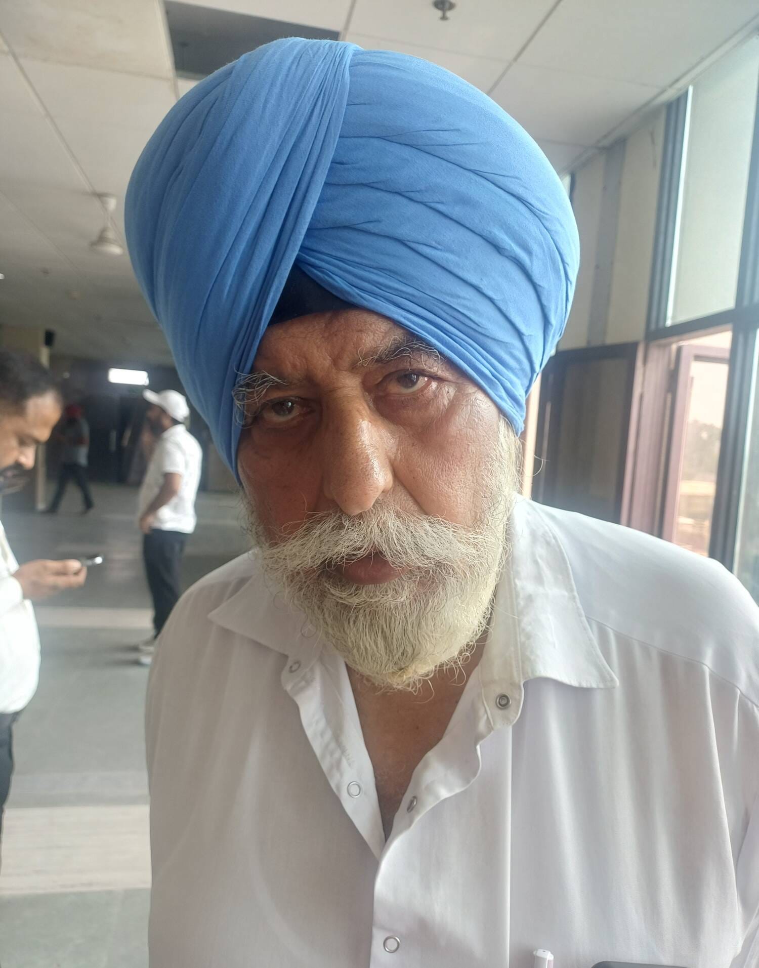 अंबाला छावनी के पटवारखाने में परेशान होते लोग। संवाद अंबाला छावनी के पटवारखाने में परेशान होते लोग। संवाद