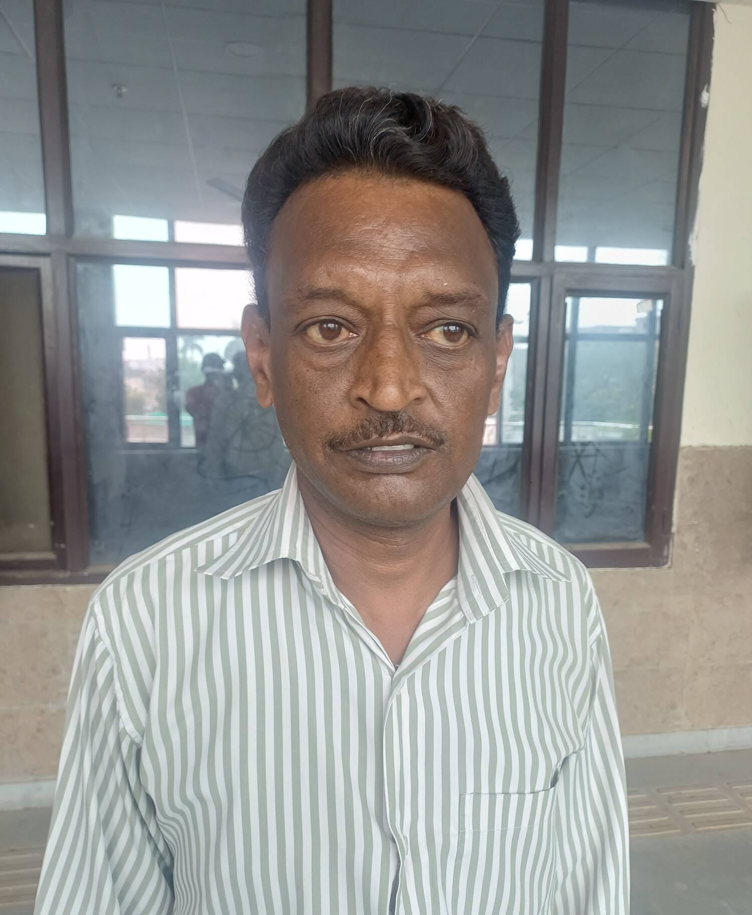 अंबाला छावनी के पटवारखाने में परेशान होते लोग। संवाद अंबाला छावनी के पटवारखाने में परेशान होते लोग। संवाद