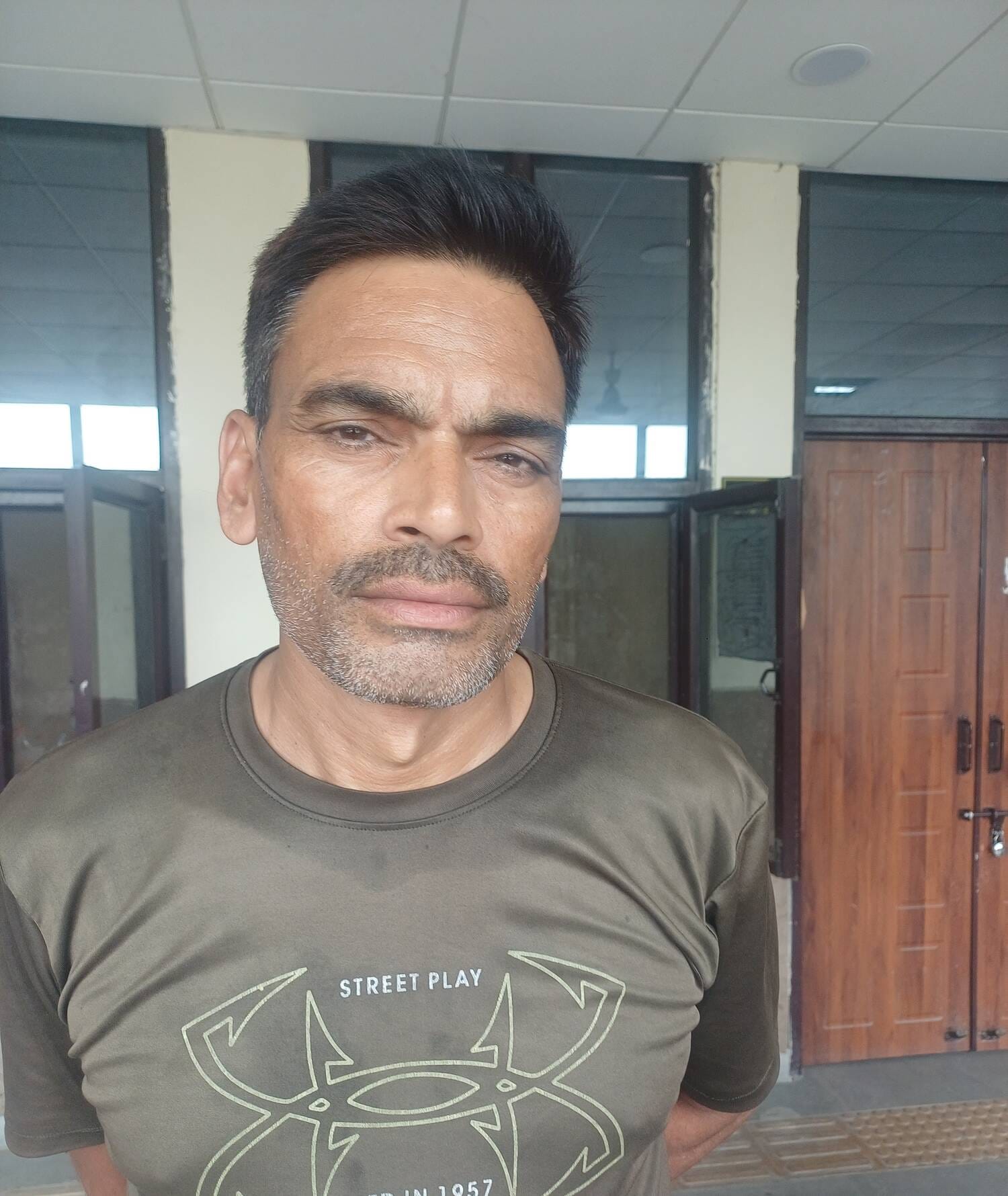 अंबाला छावनी के पटवारखाने में परेशान होते लोग। संवाद अंबाला छावनी के पटवारखाने में परेशान होते लोग। संवाद