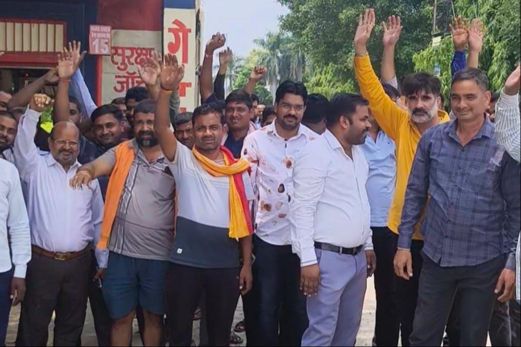 अमौसी स्थित इंडेन बॉटलिंग प्लांट के ट्रांसपोर्टर प्रदर्शन करते हुए। अमौसी स्थित इंडेन बॉटलिंग प्लांट के ट्रांसपोर्टर प्रदर्शन करते हुए।