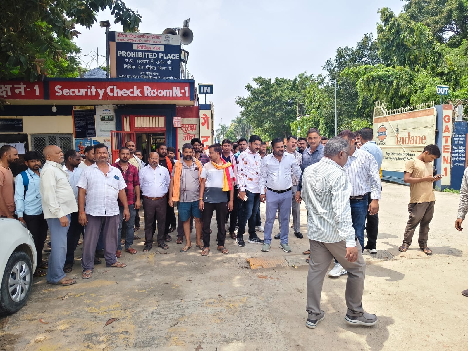 अमौसी स्थित इंडेन बॉटलिंग प्लांट के ट्रांसपोर्टर प्रदर्शन करते हुए। अमौसी स्थित इंडेन बॉटलिंग प्लांट के ट्रांसपोर्टर प्रदर्शन करते हुए।