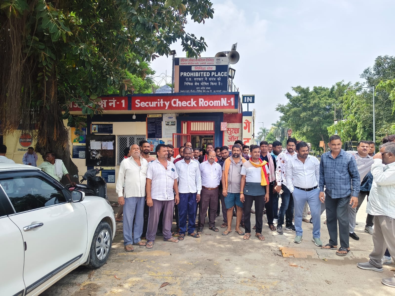 अमौसी स्थित इंडेन बॉटलिंग प्लांट के ट्रांसपोर्टर प्रदर्शन करते हुए। अमौसी स्थित इंडेन बॉटलिंग प्लांट के ट्रांसपोर्टर प्रदर्शन करते हुए।