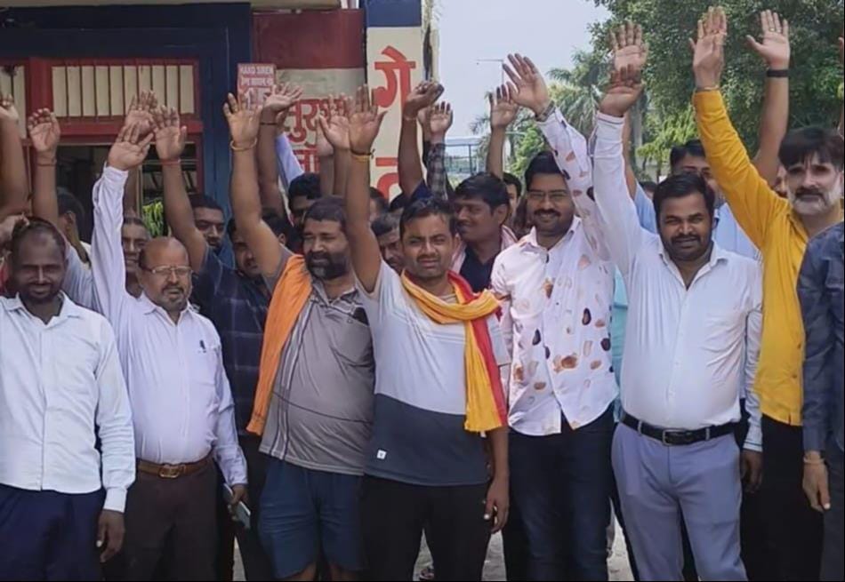 अमौसी स्थित इंडेन बॉटलिंग प्लांट के ट्रांसपोर्टर प्रदर्शन करते हुए। अमौसी स्थित इंडेन बॉटलिंग प्लांट के ट्रांसपोर्टर प्रदर्शन करते हुए।