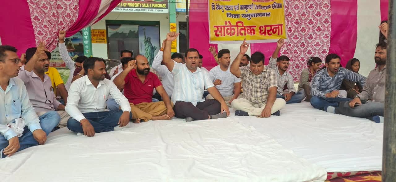 अनाजमंडी स्थित पटवारखाना कार्यालय पर लगा ताला। संवाद