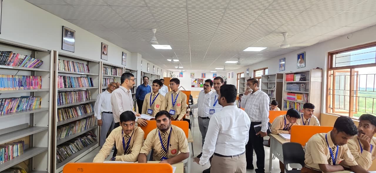 अटल आवासीय विद्यालय में शिक्षण व्यवस्था का जायजा लेते मंडल आयुक्त विजय विश्वास पंत। अटल आवासीय विद्यालय में शिक्षण व्यवस्था का जायजा लेते मंडल आयुक्त विजय विश्वास पंत।