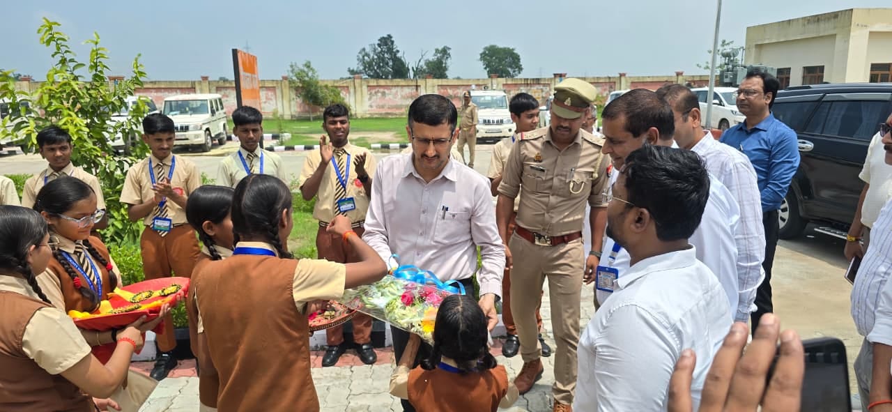 अटल आवासीय विद्यालय में शिक्षण व्यवस्था का जायजा लेते मंडल आयुक्त विजय विश्वास पंत। अटल आवासीय विद्यालय में शिक्षण व्यवस्था का जायजा लेते मंडल आयुक्त विजय विश्वास पंत।