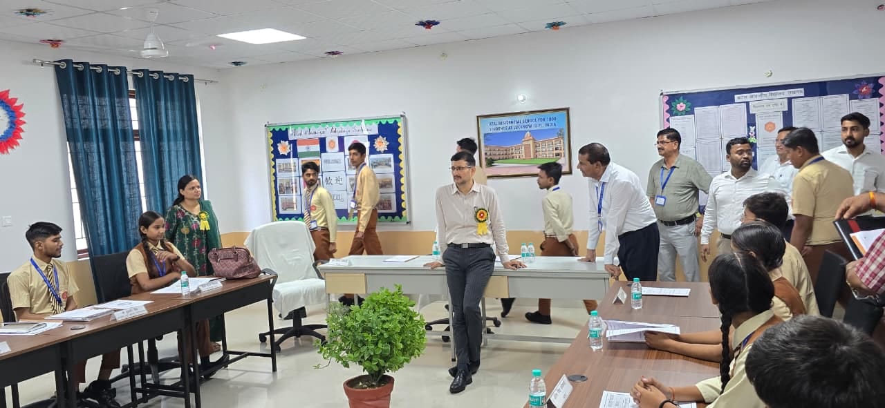अटल आवासीय विद्यालय में शिक्षण व्यवस्था का जायजा लेते मंडल आयुक्त विजय विश्वास पंत। अटल आवासीय विद्यालय में शिक्षण व्यवस्था का जायजा लेते मंडल आयुक्त विजय विश्वास पंत।