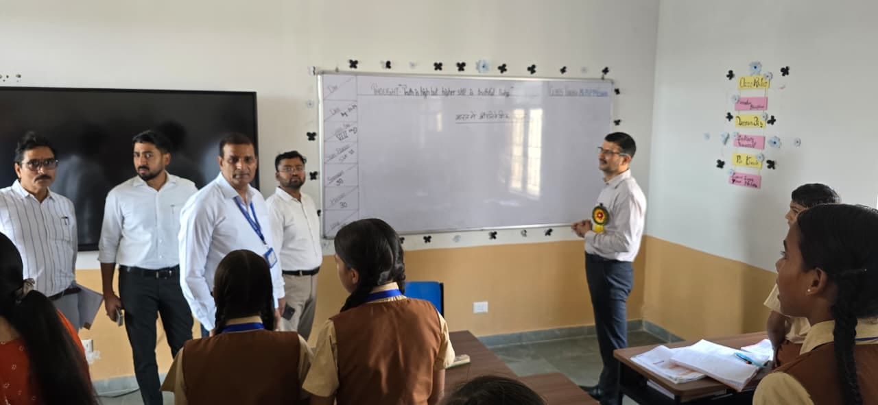 अटल आवासीय विद्यालय में शिक्षण व्यवस्था का जायजा लेते मंडल आयुक्त विजय विश्वास पंत। अटल आवासीय विद्यालय में शिक्षण व्यवस्था का जायजा लेते मंडल आयुक्त विजय विश्वास पंत।