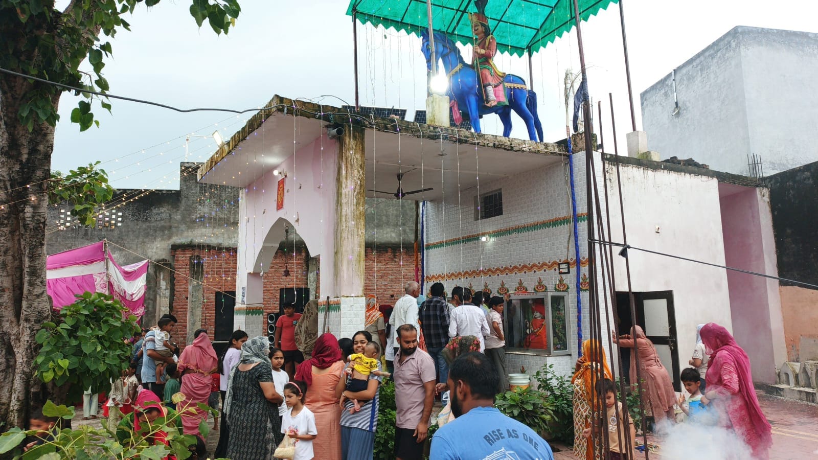 बहसूमा। गोगाजी की माड़ी पर पूजा अर्चना करती महिलाएं बहसूमा। गोगाजी की माड़ी पर पूजा अर्चना करती महिलाएं