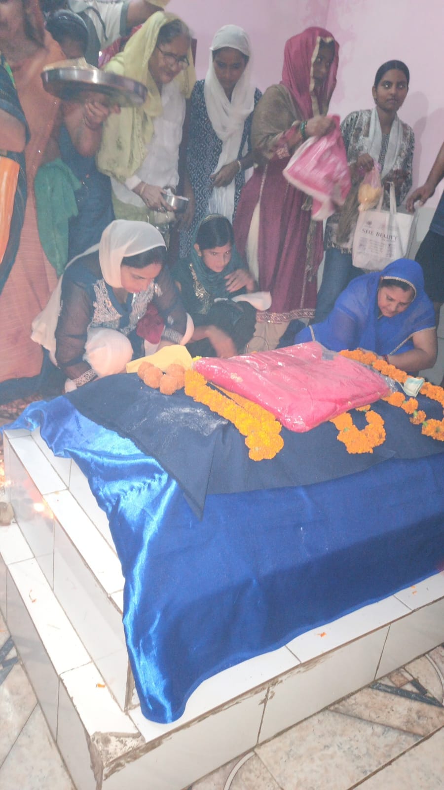 बहसूमा। गोगाजी की माड़ी पर पूजा अर्चना करती महिलाएं बहसूमा। गोगाजी की माड़ी पर पूजा अर्चना करती महिलाएं