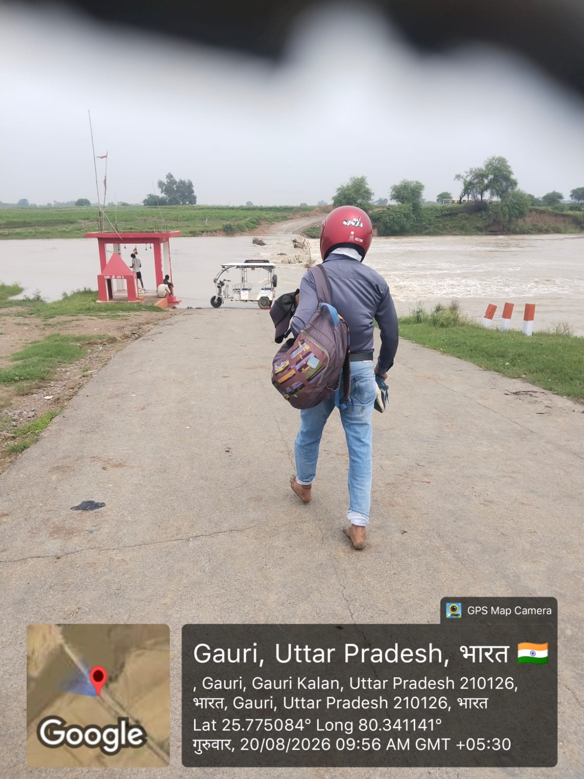 फोटो 19- खप्टिहा कला में केन नदी में नाव के सहारे स्कूल जाते छात्र व छात्राएं। संवाद