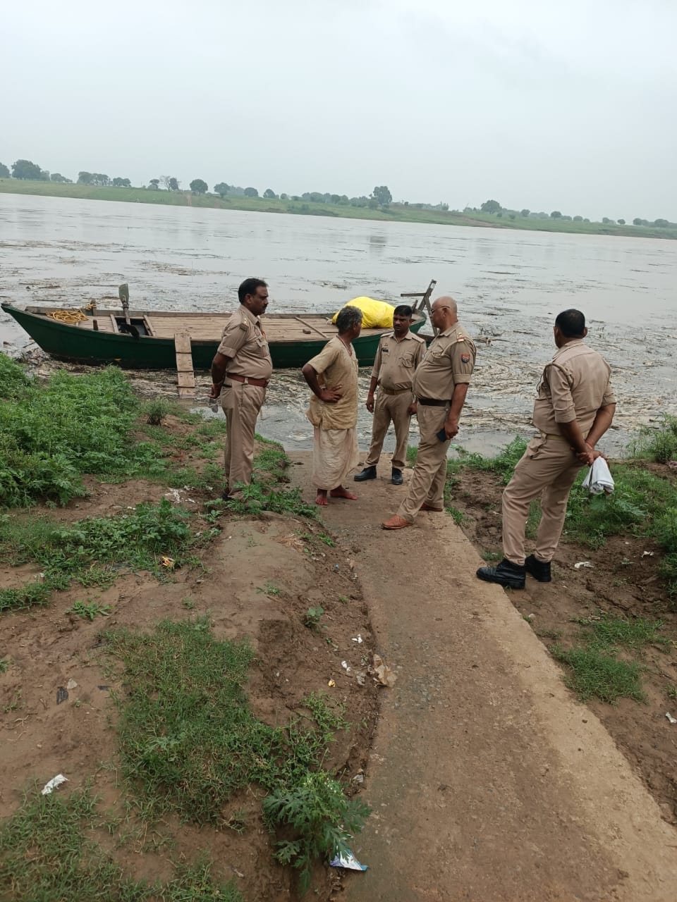 फोटो 19- खप्टिहा कला में केन नदी में नाव के सहारे स्कूल जाते छात्र व छात्राएं। संवाद