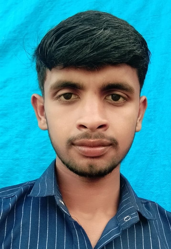 फोटो 21- बाढ़ प्रभावित गांव नगला जैली में महिला घर में घुसे पानी से निकलती हुई । संवाद फोटो 21- बाढ़ प्रभावित गांव नगला जैली में महिला घर में घुसे पानी से निकलती हुई । संवाद