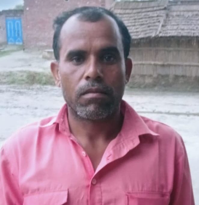 फोटो 21- बाढ़ प्रभावित गांव नगला जैली में महिला घर में घुसे पानी से निकलती हुई । संवाद फोटो 21- बाढ़ प्रभावित गांव नगला जैली में महिला घर में घुसे पानी से निकलती हुई । संवाद