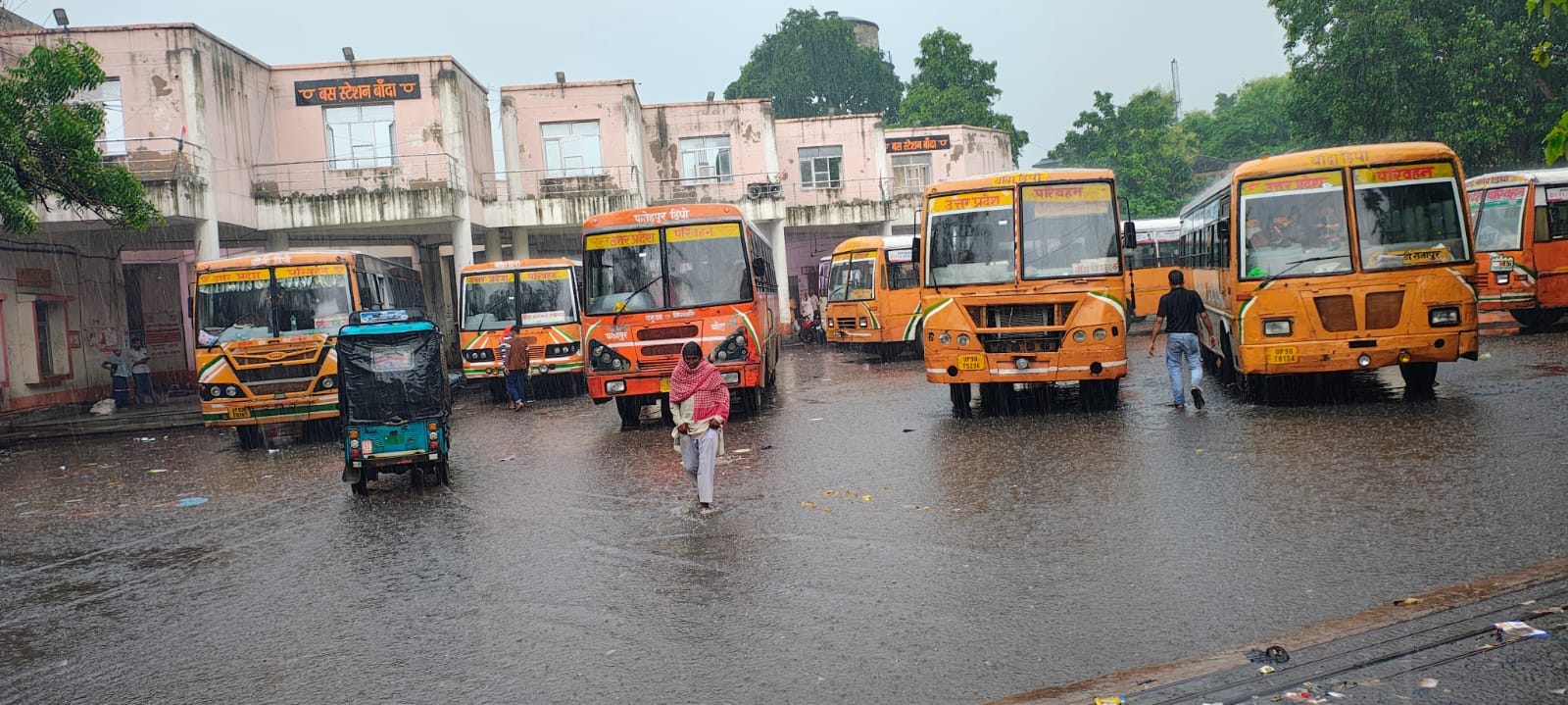 फोटो-24-बारिश के चलते बस स्टैंड के बाहर सड़क पर हुआ जलभराव। फोटो-24-बारिश के चलते बस स्टैंड के बाहर सड़क पर हुआ जलभराव।