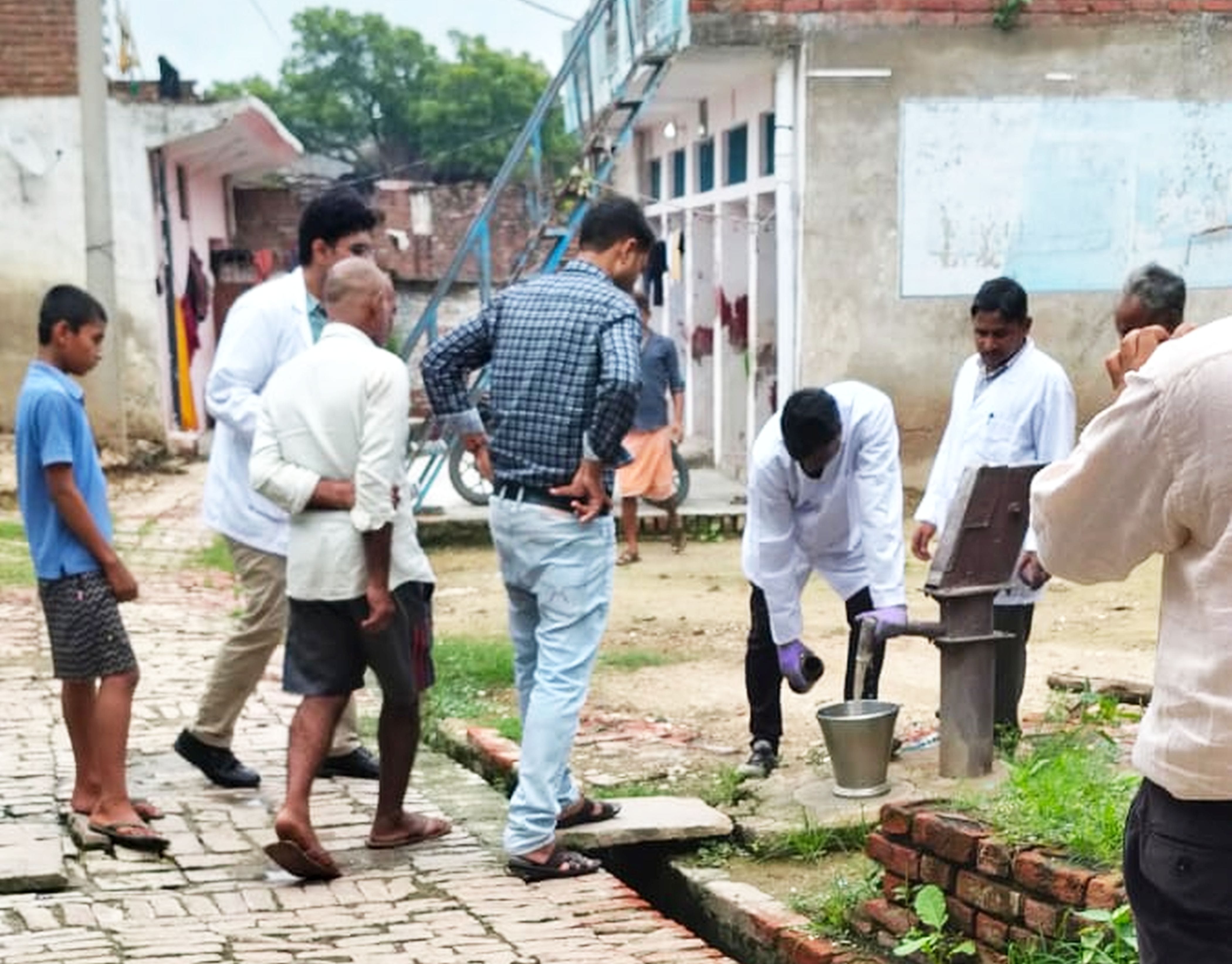 फोटो-25-छिवली गांव में हैंडपंप से पानी का नमूना भरती जांच टीम। स्रोत: वीडियो ग्रैब फोटो-25-छिवली गांव में हैंडपंप से पानी का नमूना भरती जांच टीम। स्रोत: वीडियो ग्रैब