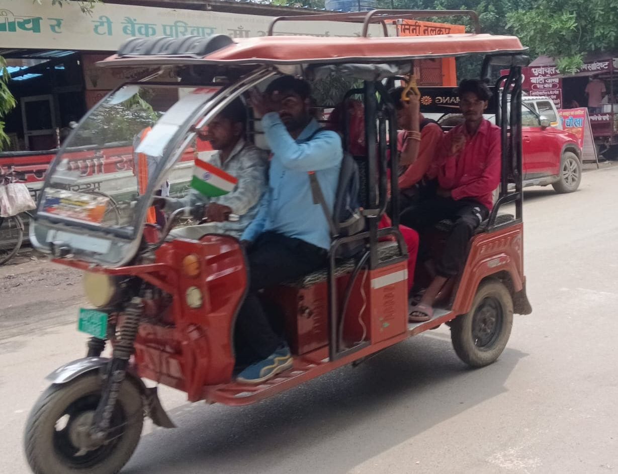 फोटो-27- सिनेमा रोड पर फुटपाथ पर खड़े वाहन। संवाद फोटो-27- सिनेमा रोड पर फुटपाथ पर खड़े वाहन। संवाद