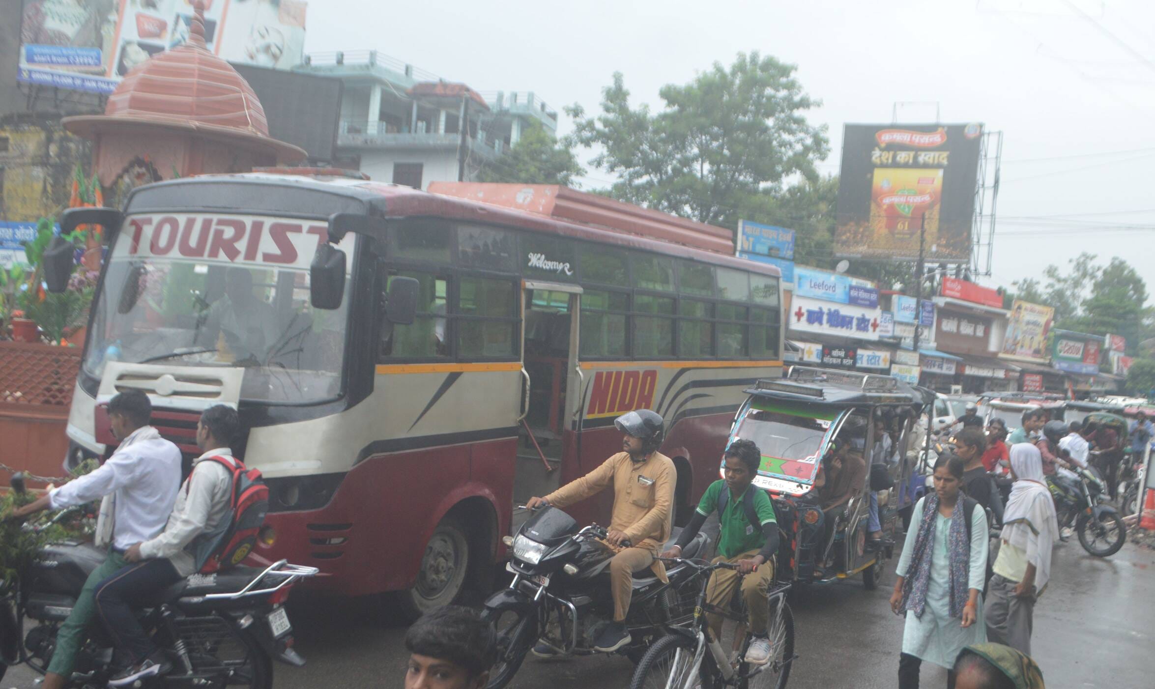 फोटो-27- सिनेमा रोड पर फुटपाथ पर खड़े वाहन। संवाद फोटो-27- सिनेमा रोड पर फुटपाथ पर खड़े वाहन। संवाद