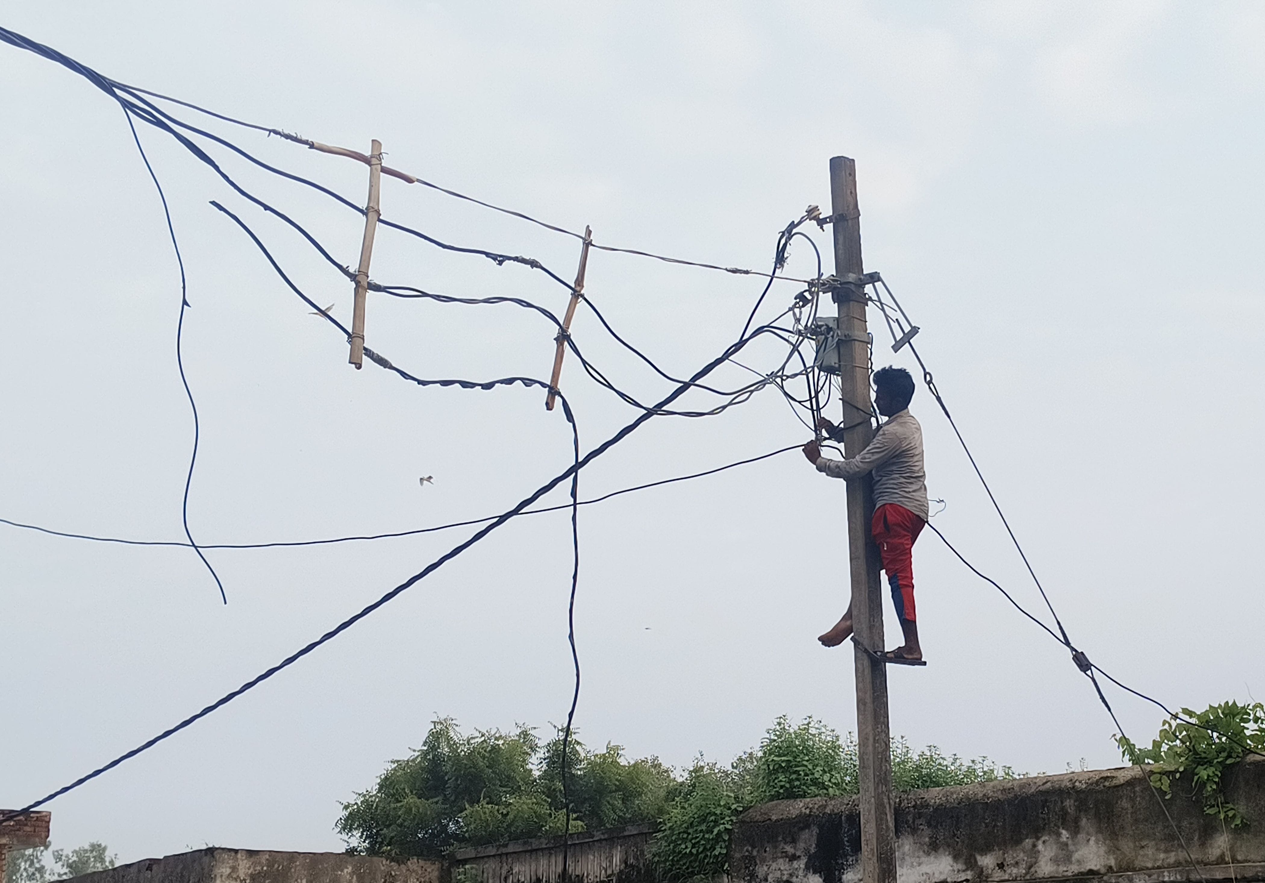 फोटो-38-सिलमी गांव में फाल्ट दुरुस्त करता लाइन मैन। संवाद फोटो-38-सिलमी गांव में फाल्ट दुरुस्त करता लाइन मैन। संवाद