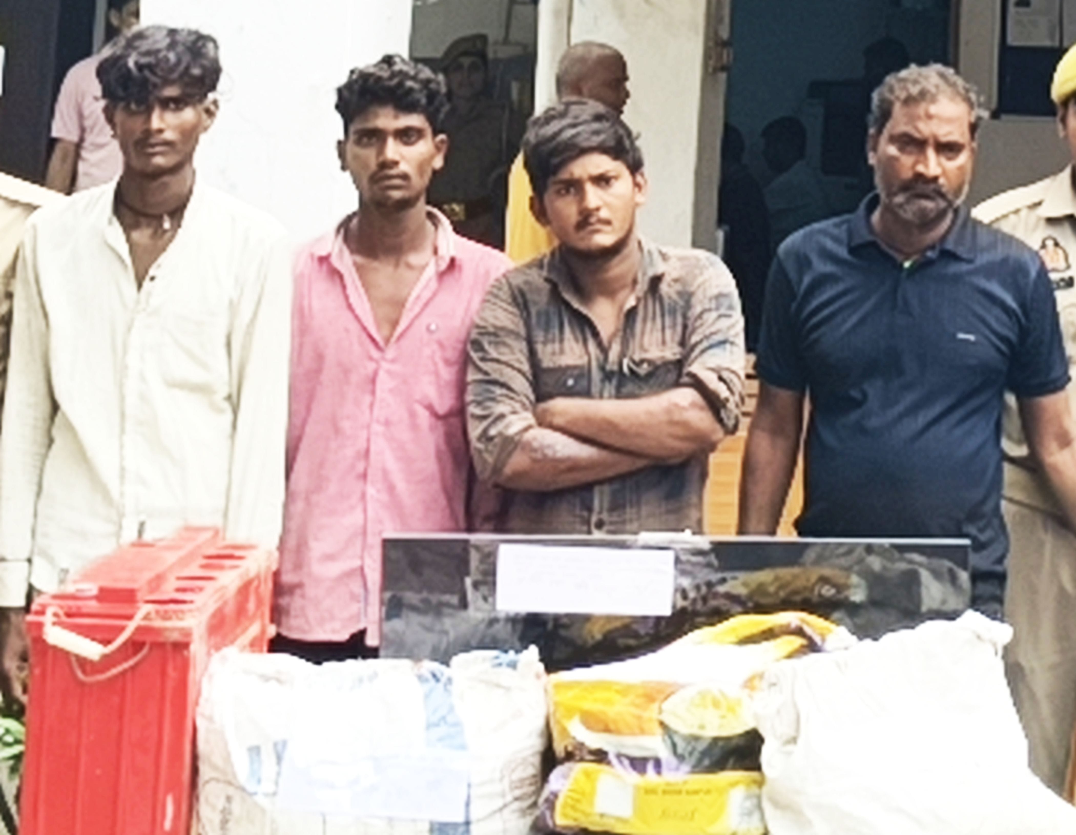 फोटो-45-कल्यानपुर थाने में पकड़े गए आरोपी। स्रोत: पुलिस