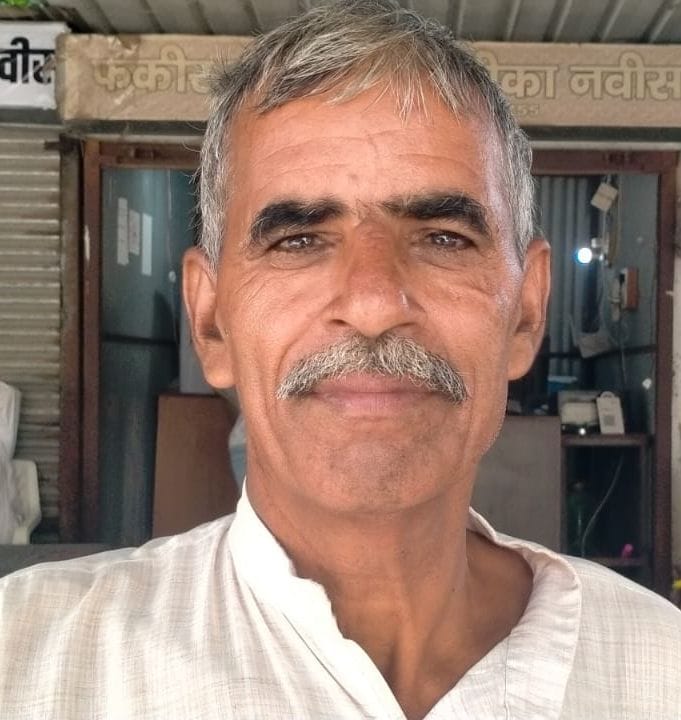 फोटो संख्या:60- तहसील कार्यालय में इंतजार में बैठे आमजन--संवाद
