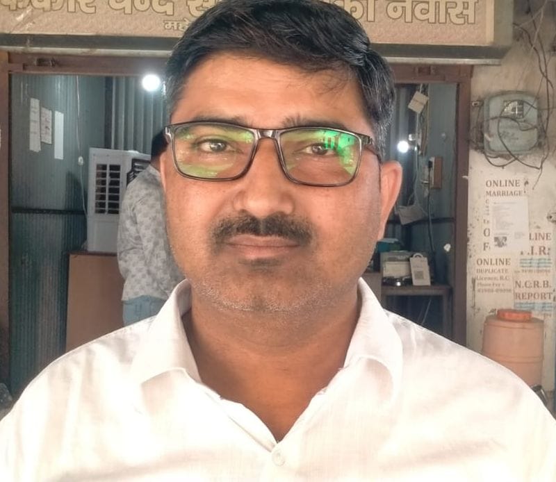 फोटो संख्या:60- तहसील कार्यालय में इंतजार में बैठे आमजन--संवाद