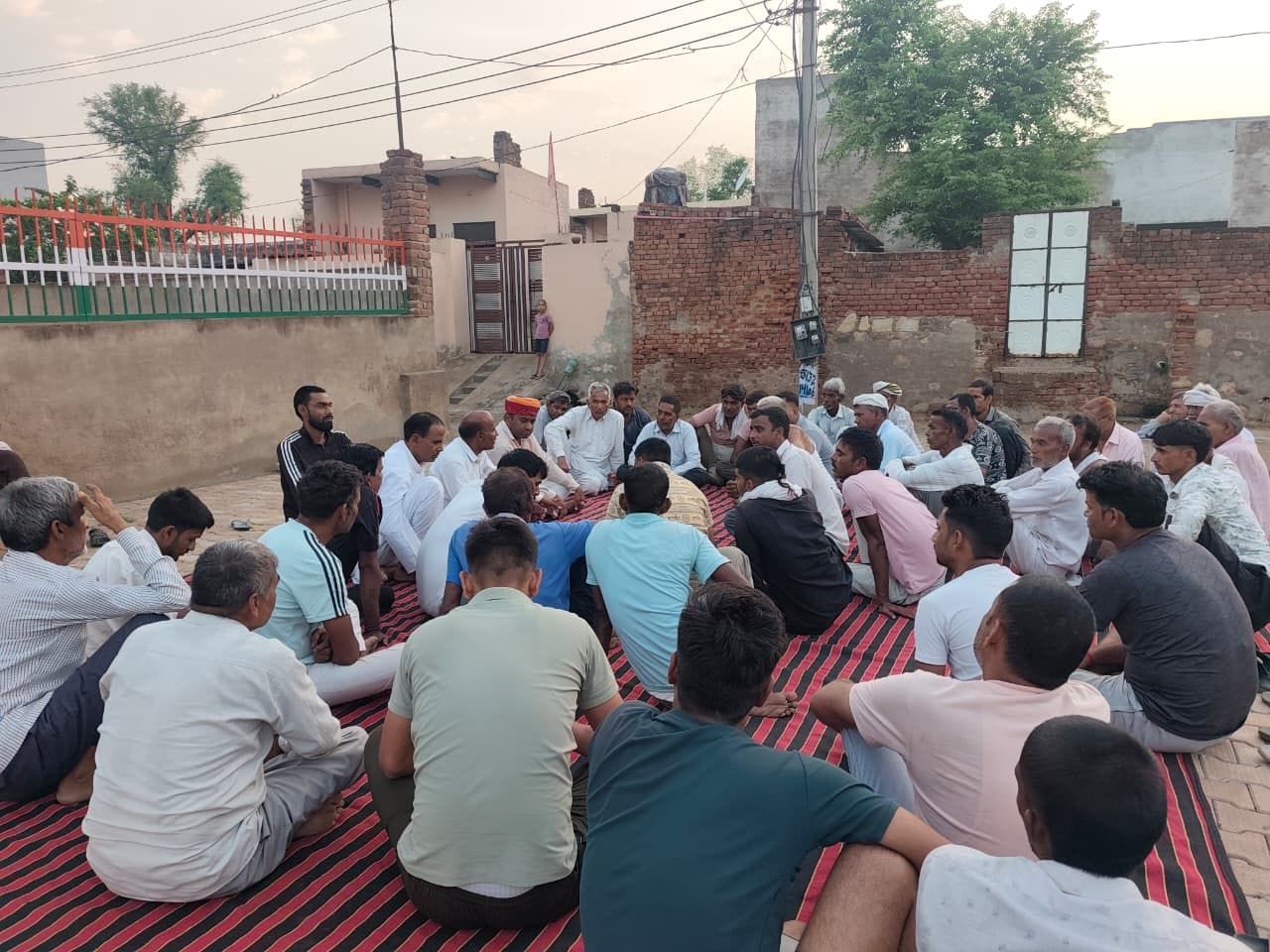 फोटो संख्या=76- चोरी के आरोपी को लेकर जाती पुलिस--स्रोत- पुलिस फोटो संख्या=76- चोरी के आरोपी को लेकर जाती पुलिस--स्रोत- पुलिस