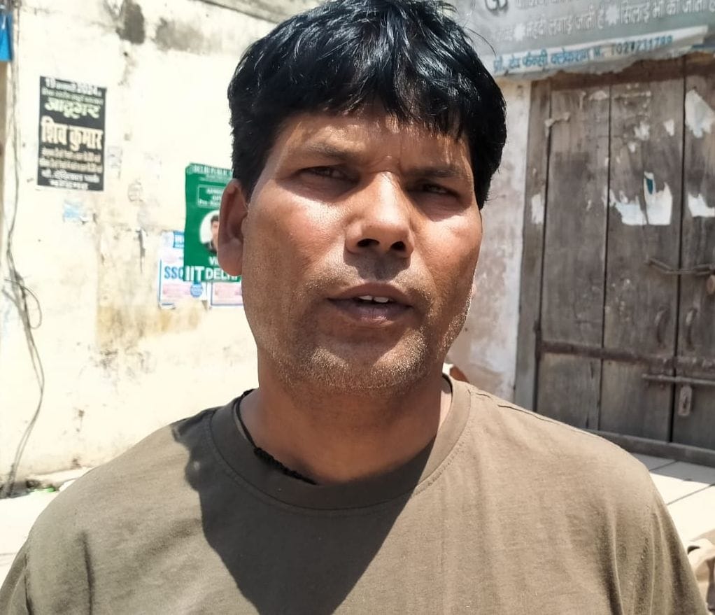 फोटो संख्या:80- आईटीआई रोड पर सार्वजनिक शौचालय के नजदीक लगा गंदगी का ढ़ेर--संवाद