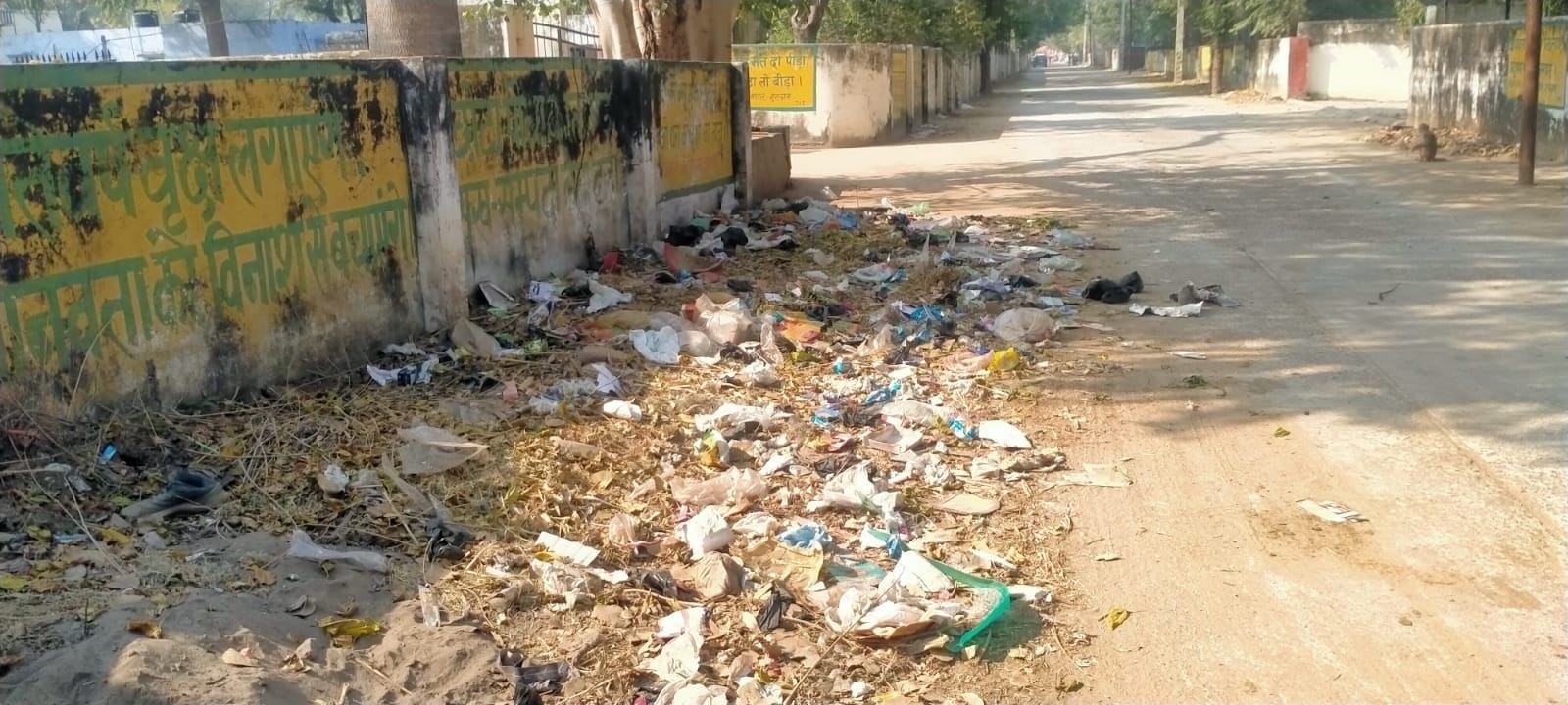 फोटो संख्या:80- आईटीआई रोड पर सार्वजनिक शौचालय के नजदीक लगा गंदगी का ढ़ेर--संवाद