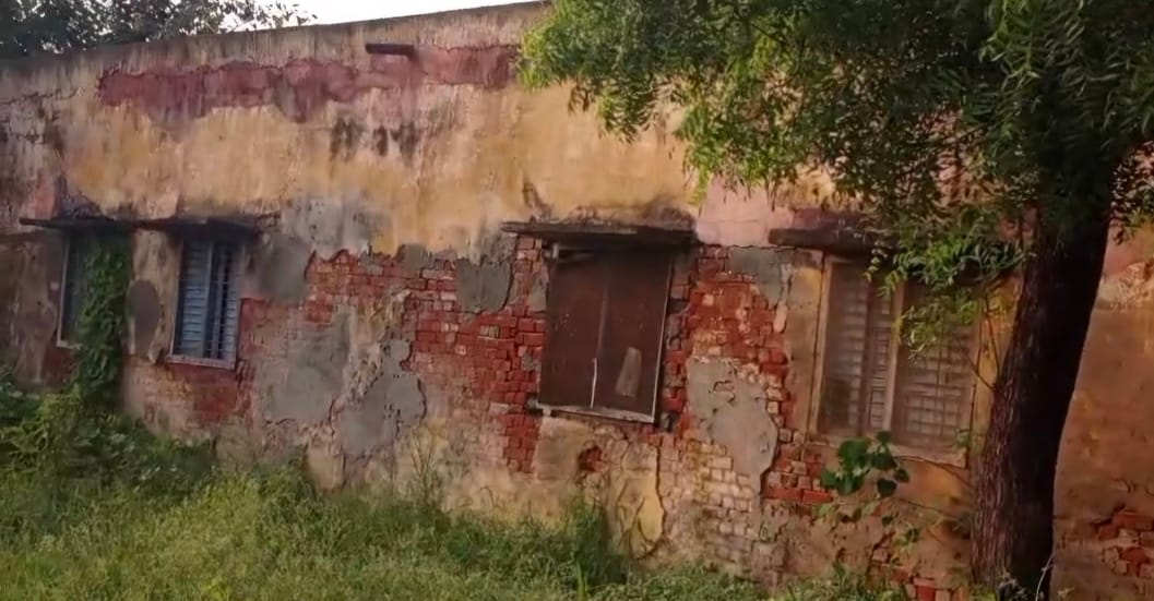 फोटो :: सोनीपत के गांव तिहाड़ बाघडू के डेरा पूरबिया प्राथमिक विद्यालय की छत से टूटा लेंटर का म फोटो :: सोनीपत के गांव तिहाड़ बाघडू के डेरा पूरबिया प्राथमिक विद्यालय की छत से टूटा लेंटर का म