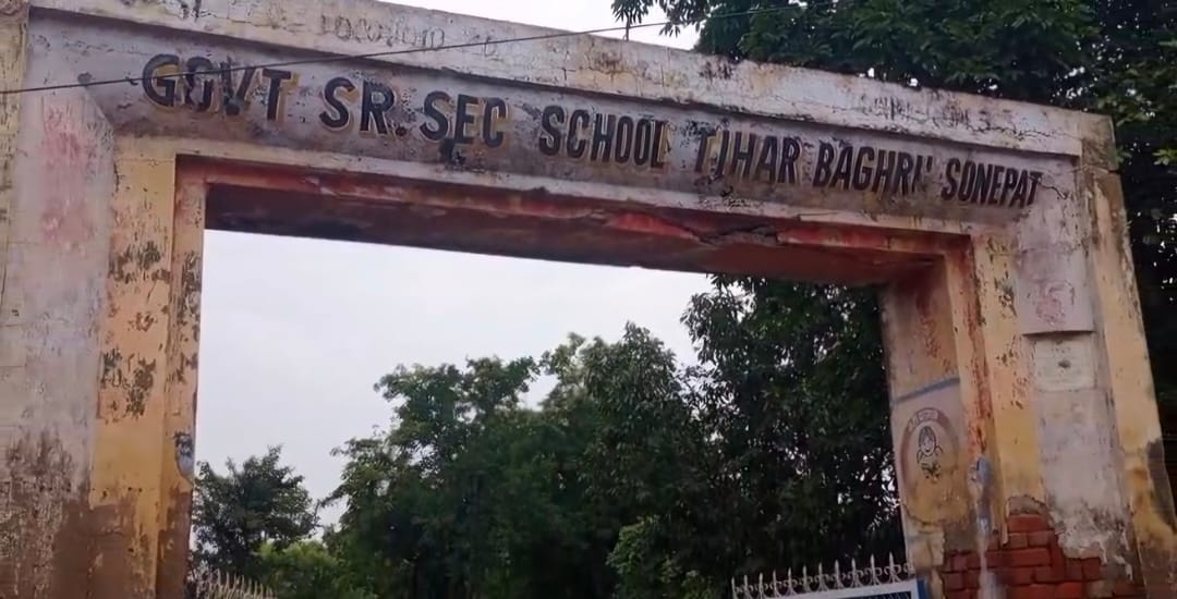 फोटो :: सोनीपत के गांव तिहाड़ बाघडू के डेरा पूरबिया प्राथमिक विद्यालय की छत से टूटा लेंटर का म फोटो :: सोनीपत के गांव तिहाड़ बाघडू के डेरा पूरबिया प्राथमिक विद्यालय की छत से टूटा लेंटर का म