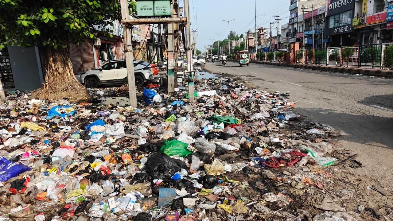 फतेहाबाद। शहर के पंचायत भवन के पास लगा कूड़े का ढेर। संवाद फतेहाबाद। शहर के पंचायत भवन के पास लगा कूड़े का ढेर। संवाद