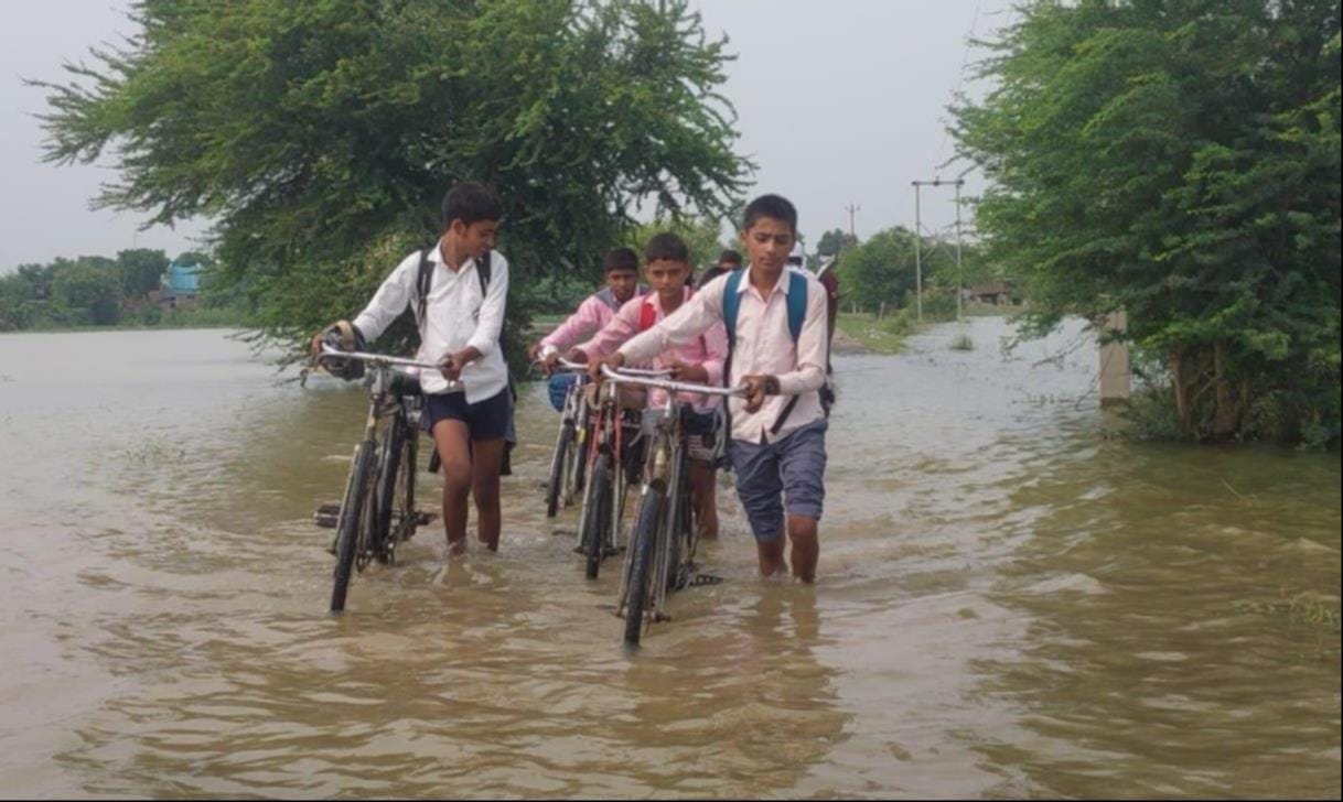 गोंडा में बाढ़ के हालात बयां करतीं तस्वीरें। संवाद