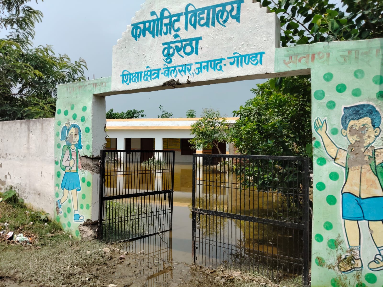 गोंडा में बाढ़ के हालात बयां करतीं तस्वीरें। संवाद