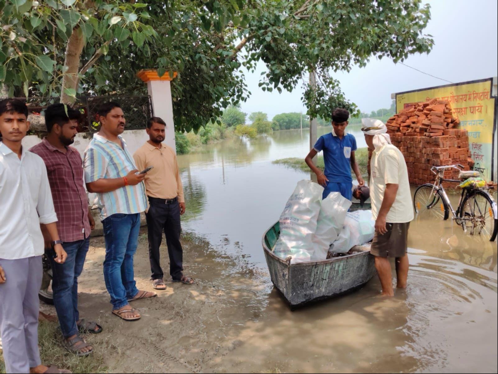 गोंडा में बाढ़ के हालात बयां करतीं तस्वीरें। संवाद