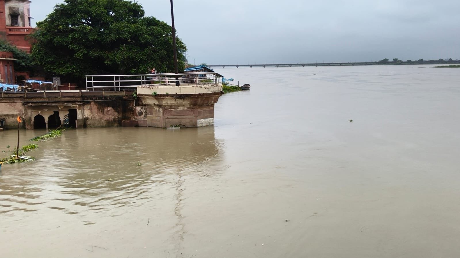 गंगा का जलस्तर बढ़ने पर सीढि़यों तक पहुंचा पानी। गंगा का जलस्तर बढ़ने पर सीढि़यों तक पहुंचा पानी।