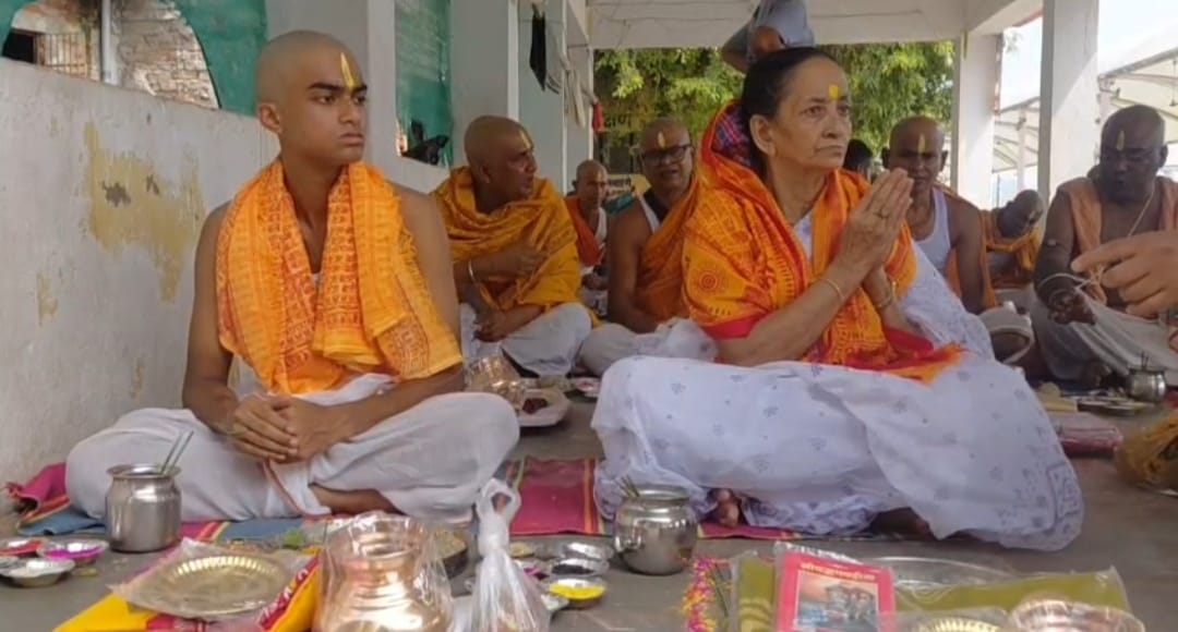 गयाजी की फल्गु नदी के तट पर पिंडदान करते श्रद्धालु गयाजी की फल्गु नदी के तट पर पिंडदान करते श्रद्धालु
