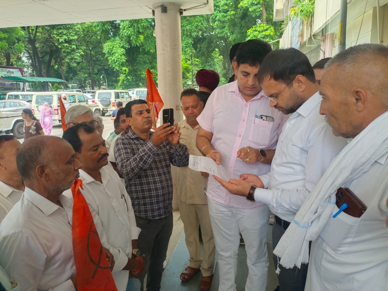 जिला सचिवालय में अधिकारियों को ज्ञापन देने पहुंचे संघ के पदाधिकारी। संवाद जिला सचिवालय में अधिकारियों को ज्ञापन देने पहुंचे संघ के पदाधिकारी। संवाद